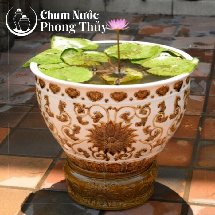 chi tiết Chum Trồng Sen Miệng Loe Men Trắng Khắc Nổi Hoa Văn Vàng Đồng CS-03