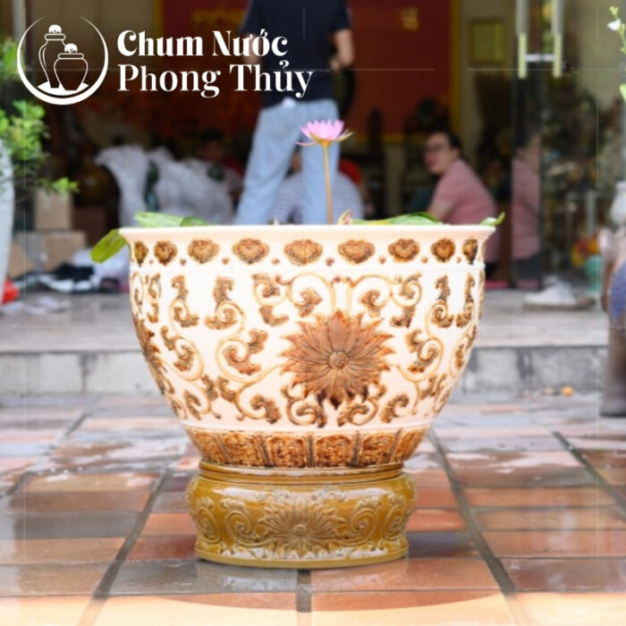 chi tiết Chum Trồng Sen Miệng Loe Men Trắng Khắc Nổi Hoa Văn Vàng Đồng CS-03